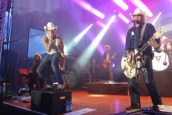 "The BossHoss" live bei Kufstein Unlimited 2013 (©Foto: Martin Schmitz)